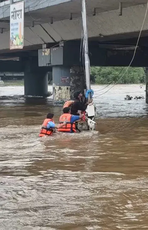 पुणे: उफनती नदी में फंसे युवक को दमकल जवानों ने बचाया, गरवारे पुल के नीचे रेस्क्यू ऑपरेशन