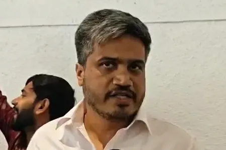 पुणे : कोथरूड पुलिस स्टेशन में कथित तौर पर लड़कियों से मारपीट का आरोप, रोहित पवार ने की मुलाकात  