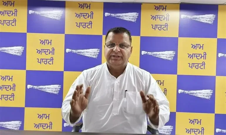 AAP Criticizes Khattar for Calling Deportees 'Criminals'