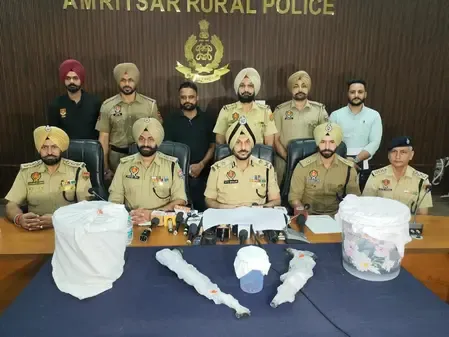 अमृतसर में हथियार-नशा तस्करी नेटवर्क ध्वस्त: AK-47, AK-56 और 10 किलो हेरोइन सहित तीन गिरफ्तार