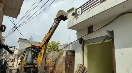 पंजाब: अमृतसर में नशा तस्कर की अवैध संपत्ति पर चला बुलडोजर 