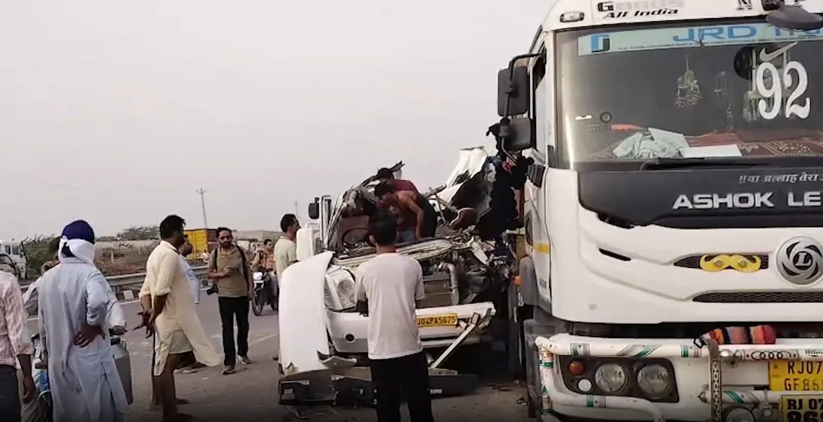बठिंडा-बीकानेर हाईवे पर ट्रक से टकराई ट्रैवलर, 4 अमरनाथ तीर्थयात्रियों की मौत; 8 घायल