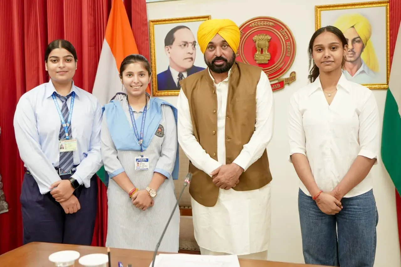 पंजाब बोर्ड 12वीं टॉपर्स से मिले CM भगवंत मान, 416 सरकारी स्कूलों का 100%25 रिजल्ट