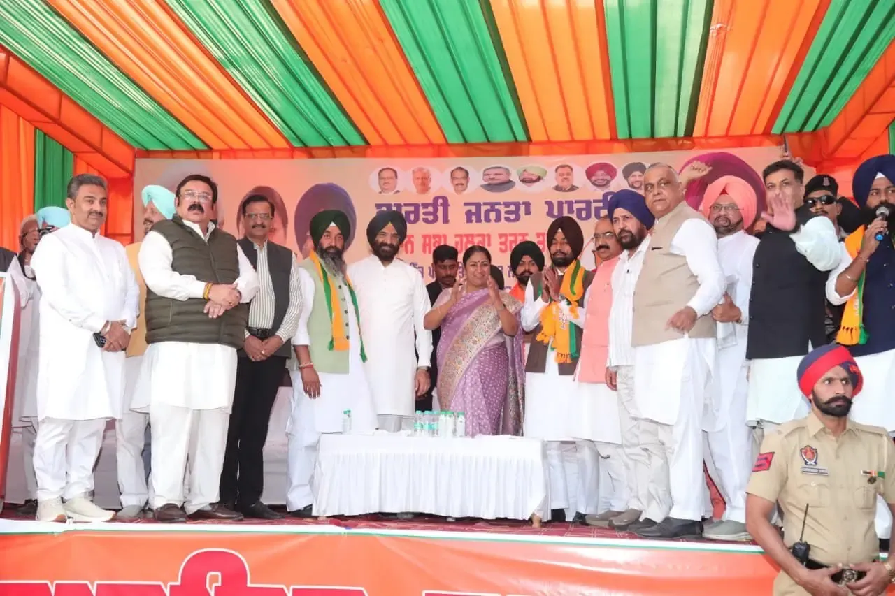 Did Delhi CM Rekha Gupta Criticize Kejriwal at Tarn Taran Poll Rally?