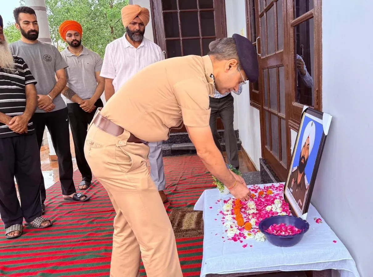 शहीद एएसआई जोगा सिंह को डीजीपी गौरव यादव की श्रद्धांजलि, परिवार को सरकारी मदद व न्याय का आश्वासन