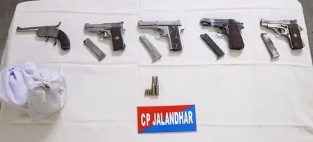 पंजाब : जालंधर से डेढ़ किलो हेरोइन और सात हथियार बरामद, पांच गिरफ्तार