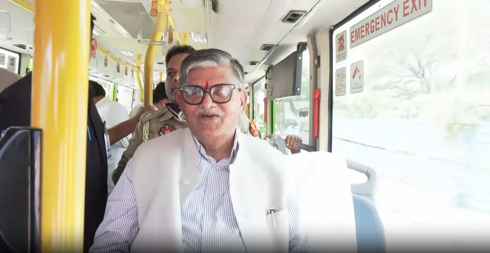 पंजाब राज्यपाल गुलाब चंद कटारिया ने छोड़ी सरकारी गाड़ी, CTU ई-बस से पहुंचे रेलवे कार्यक्रम में