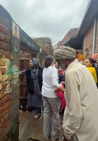 पंजाब में बाढ़ पीड़ितों की मदद को आगे आईं हिमांशी खुराना