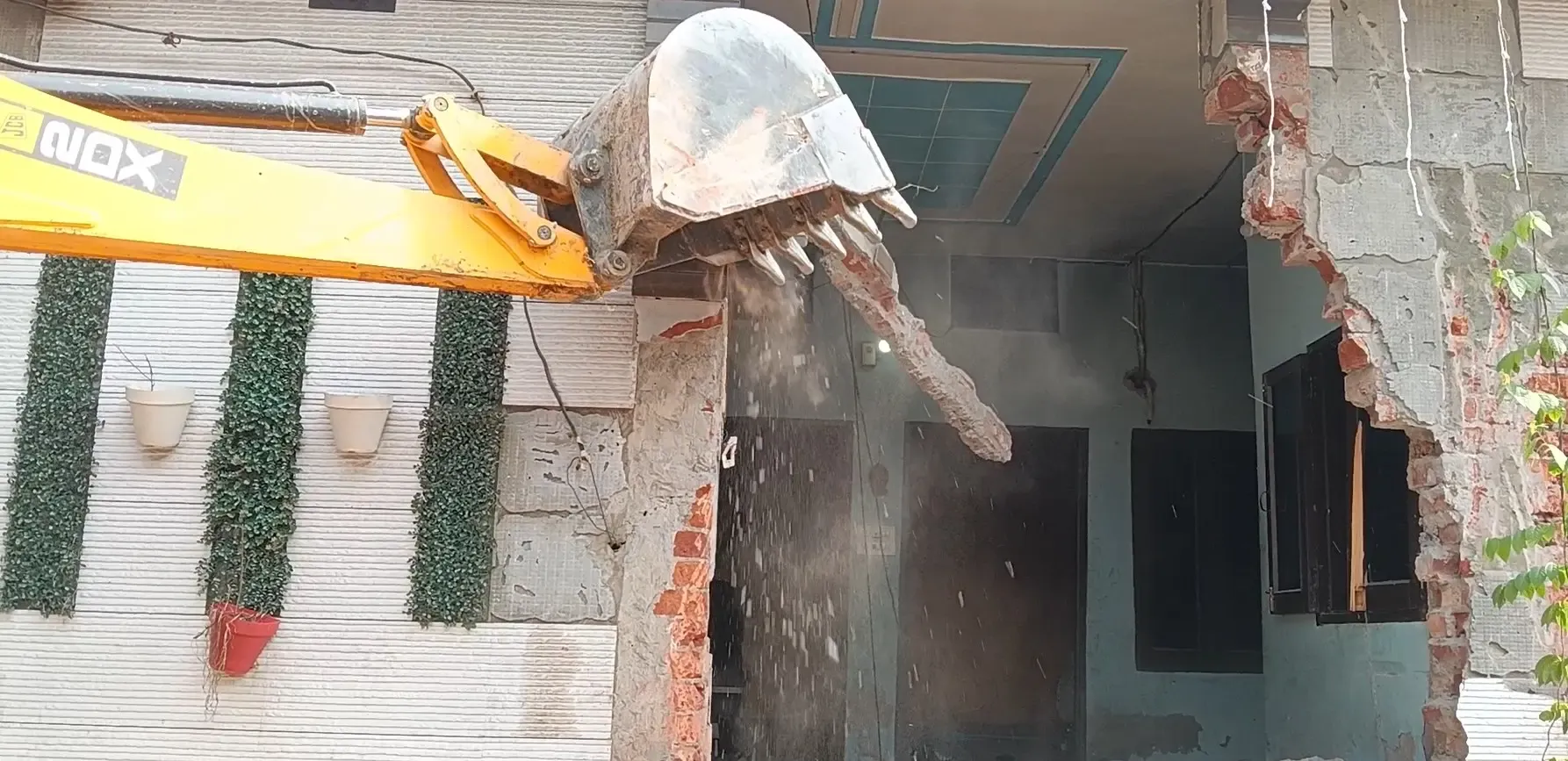 क्या मोगा में नशा तस्करों की अवैध इमारत पर चला बुलडोजर?