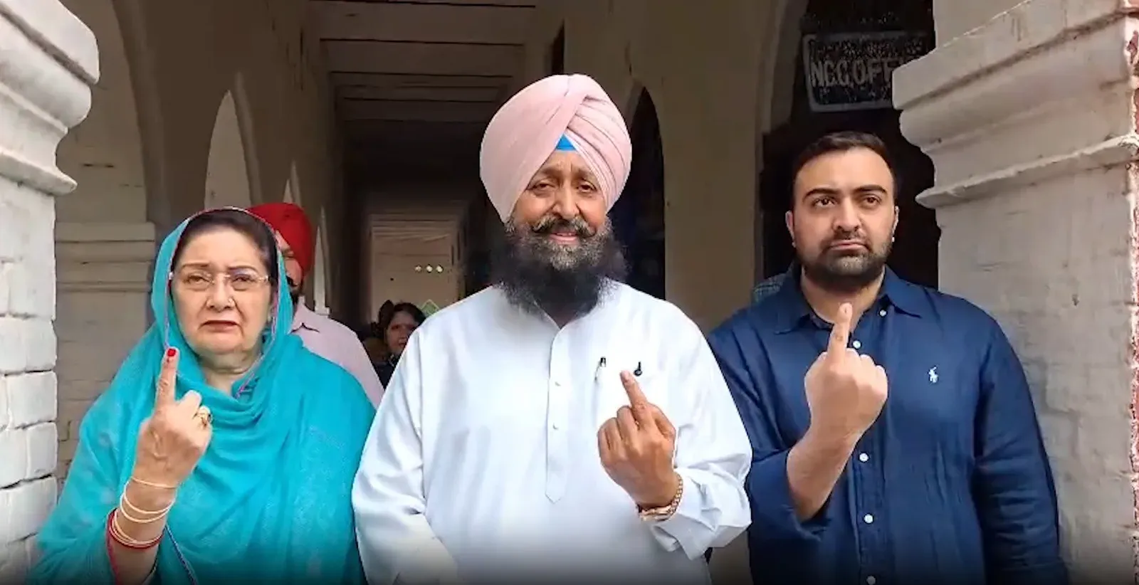 गुरदासपुर नगर परिषद चुनाव: प्रताप सिंह बाजवा ने कादियान में डाला वोट, केजरीवाल और भगवंत मान पर तीखा हमला