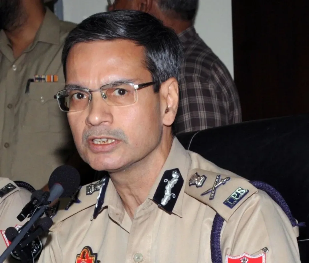 Who were arrested by Punjab Police for espionage linked to the Pakistan High Commission?