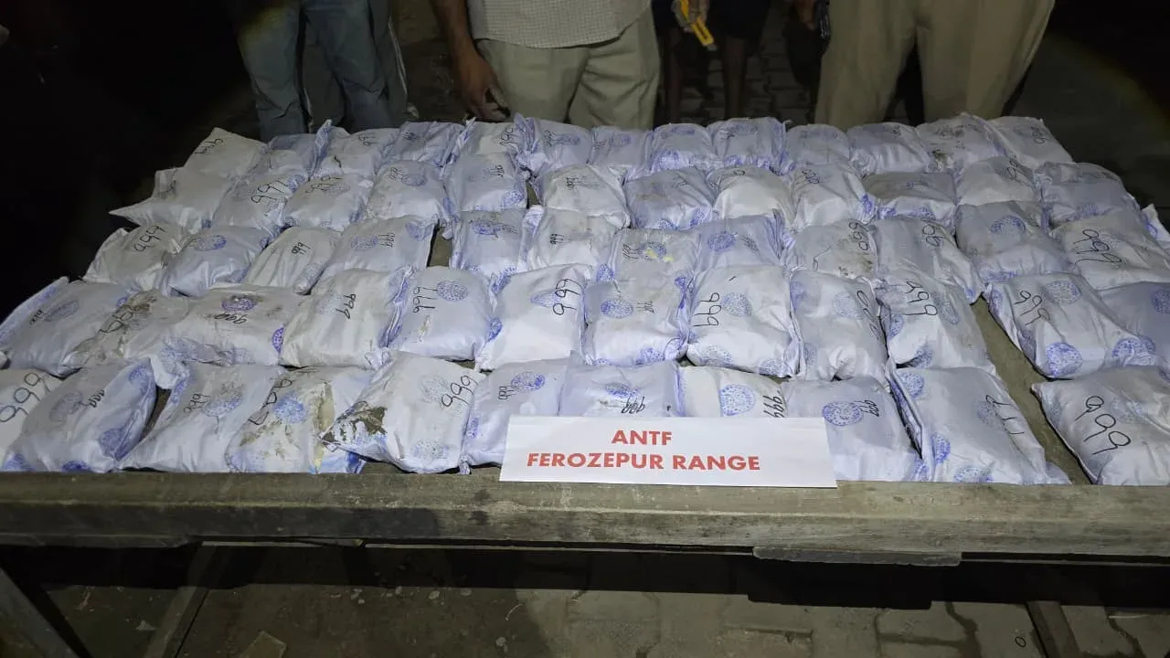 फिरोजपुर में 30.672 किलो हेरोइन बरामद, पंजाब पुलिस ने 3 तस्कर दबोचे; बठिंडा में गैंगस्टर का साथी भी गिरफ्तार