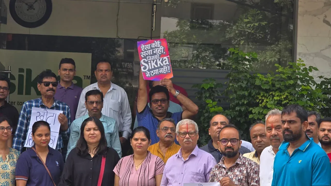 सिक्का किंमंत्रा ग्रीन्स निवासियों का विरोध: ₹लाखों देने के बाद भी बिजली-पानी नदारद, नोएडा सेक्टर 79 में फूटा गुस्सा