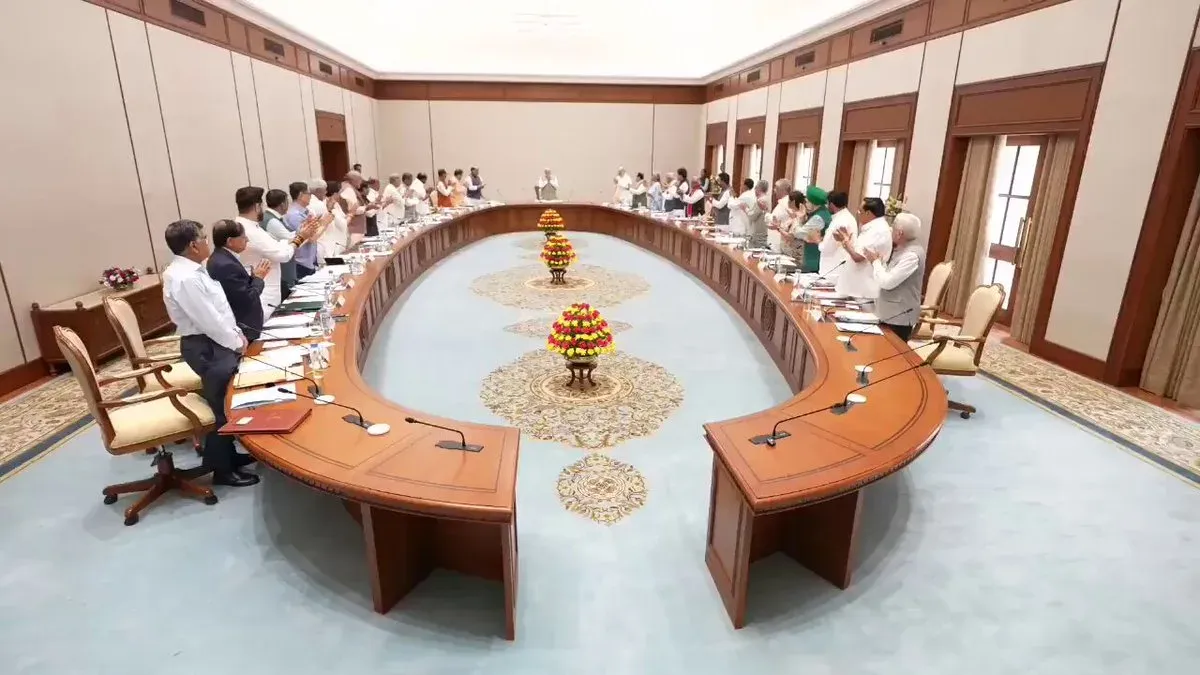 Puri Hails Modi at Cabinet as India's Longest-Serving Elected PM