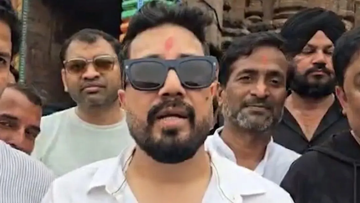 मीका सिंह पहुंचे पुरी के जगन्नाथ मंदिर, पूजा-अर्चना के बाद ग्रहण किया महाप्रसाद