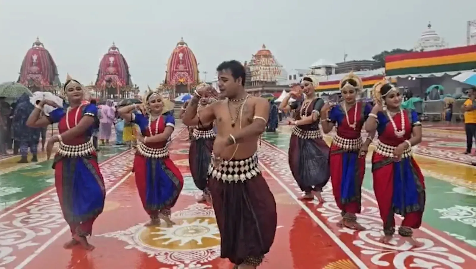 पुरी रथयात्रा 2025: तीनों रथों के सामने ओडिसी कलाकारों का भावपूर्ण नृत्य, बारिश में भी जारी रही भक्ति
