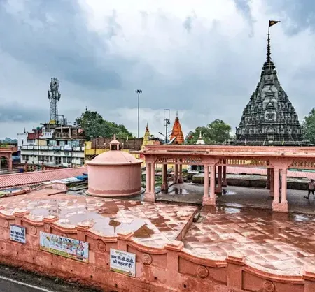 पुरुषोत्तम मास विशेष: नारायण के पदचिन्हों पर बना 18वीं शताब्दी का यह मंदिर, पितरों को मिलती है शांति