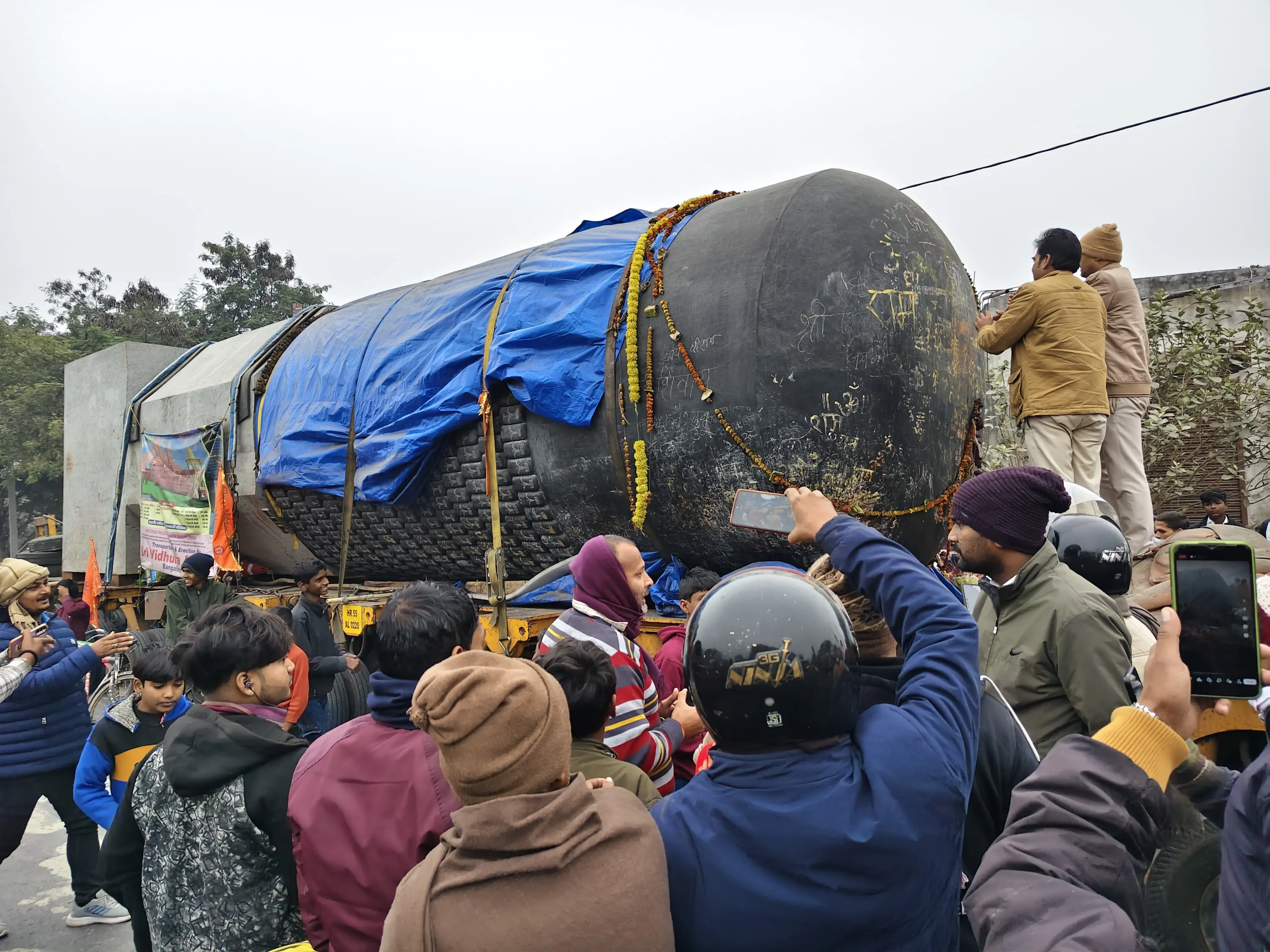 क्या पूर्वी चम्पारण में विराट रामायण मंदिर में भव्य शिवलिंग का स्वागत हुआ?