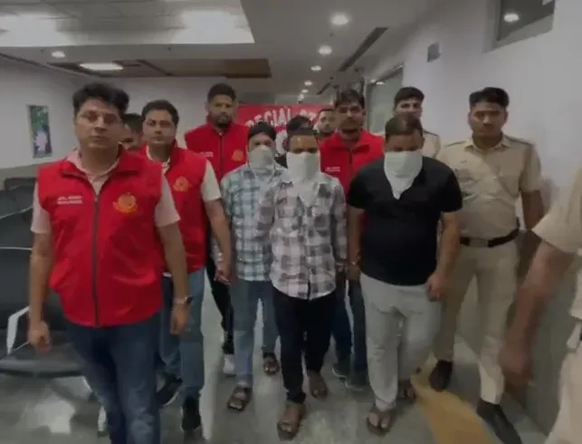 पूर्वी दिल्ली हथियारबंद लूट: 5 आरोपी गिरफ्तार, 21 सोने की चेन व ₹2.31 लाख बरामद