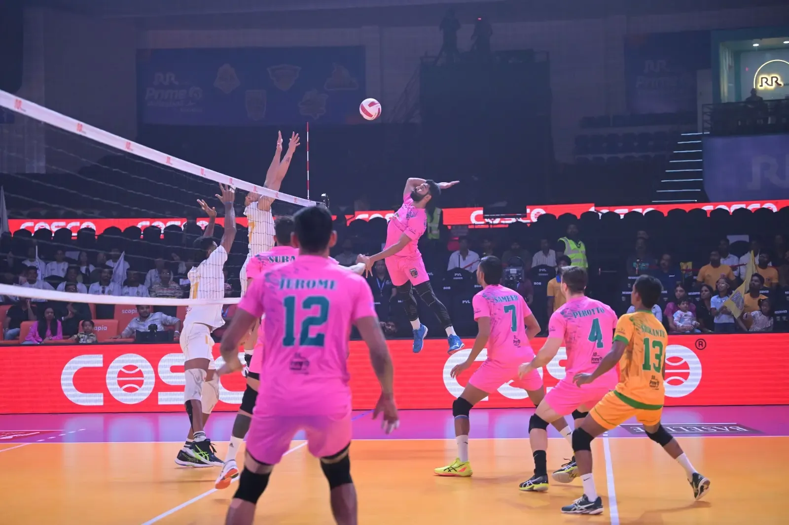 How Did Chennai Blitz Overcome Ahmedabad Defenders in a Five-Set Thriller?