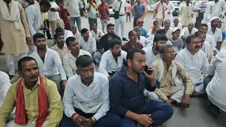 क्या राबड़ी देवी के आवास पर टिकट मांगने पहुंचे राजद कार्यकर्ता?
