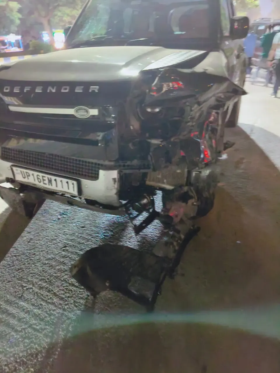 क्या रफ्तार का कहर थमने वाला है? डिफेंडर गाड़ी ने मचाया तांडव, 5 कारों और एक बाइक को मारी टक्कर, चालक हिरासत में