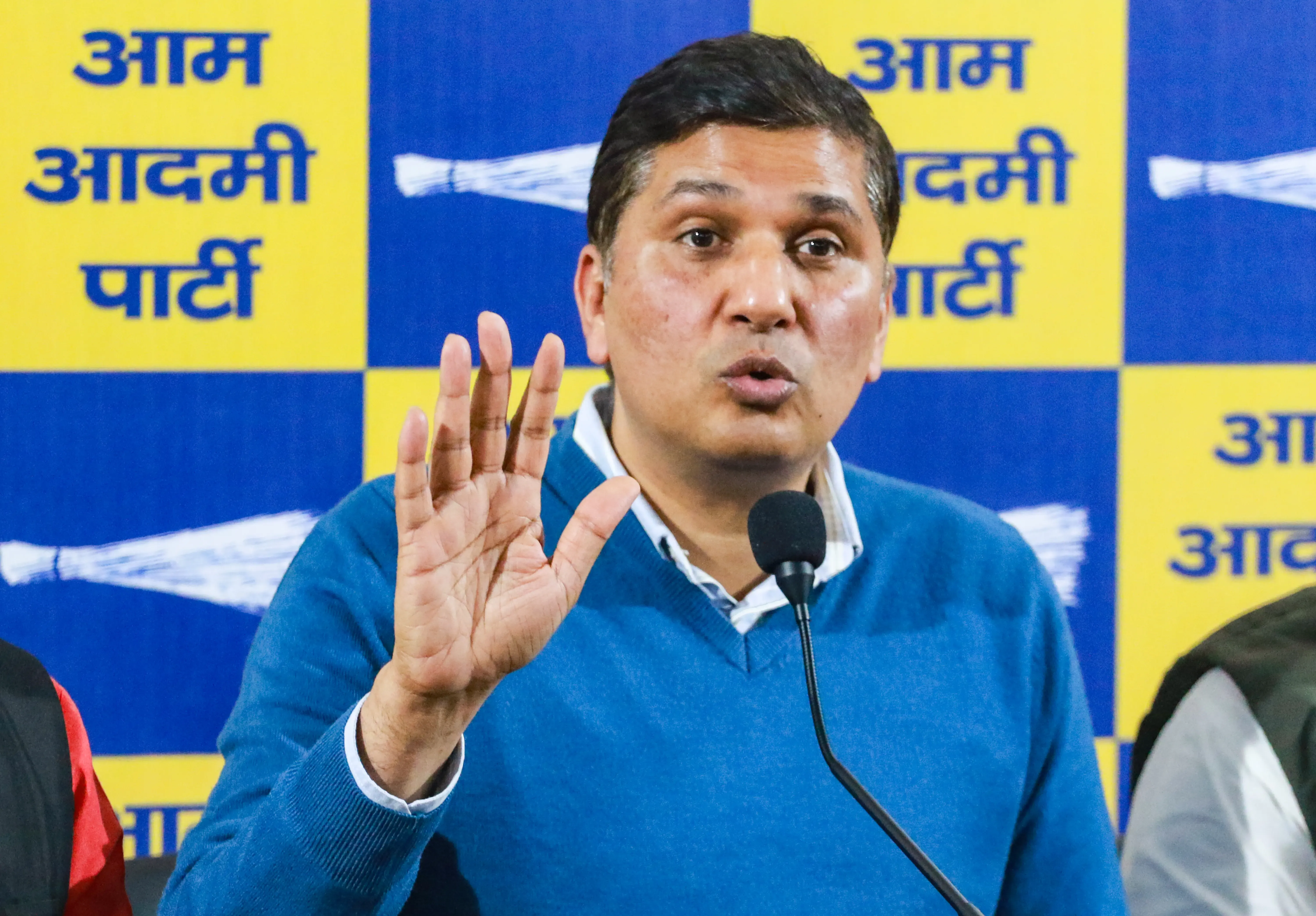 राघव चड्ढा के हमलों के खिलाफ आम आदमी पार्टी की मजबूत प्रतिक्रिया: 'जो डर गया, समझो मर गया'