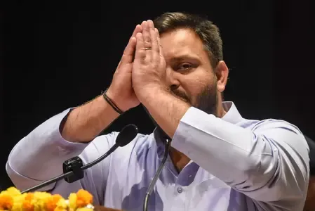 क्या राघोपुर में तेजस्वी यादव आगे हैं? महुआ में तेजप्रताप क्यों पीछे चल रहे हैं?