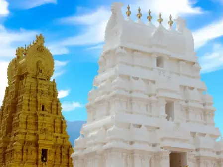 रहस्यों से भरा है तिरुपति बालाजी मंदिर, जानें क्यों श्रीवेंकटेश्वर स्वामी को एक साथ साड़ी और धोती पहनाई जाती है
