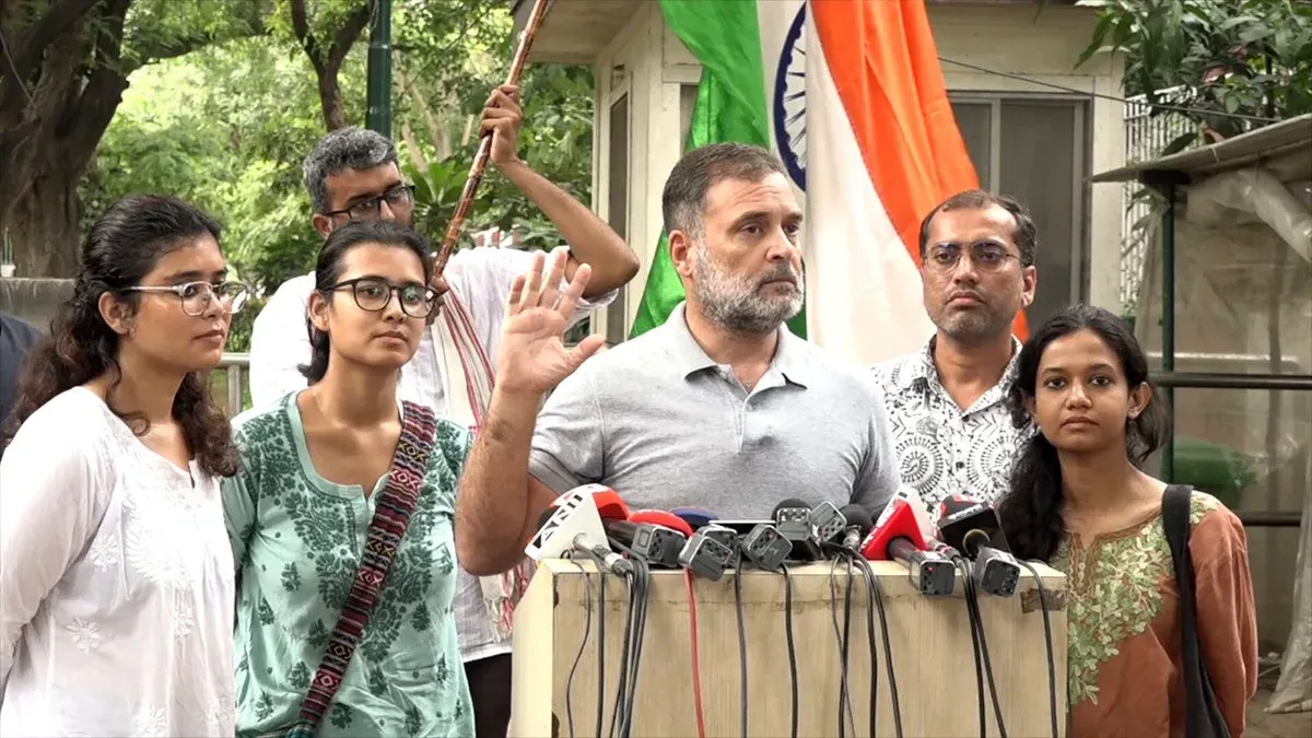 Rahul Gandhi Declares Modi 'India's Past' in Sharp Political Attack
