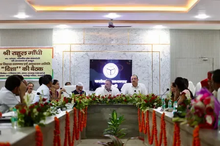 राहुल गांधी 'जनता दरबार' के बाद दिशा बैठक में पहुंचे, सपा के बागी विधायक मनोज पांडेय ने किया बहिष्कार