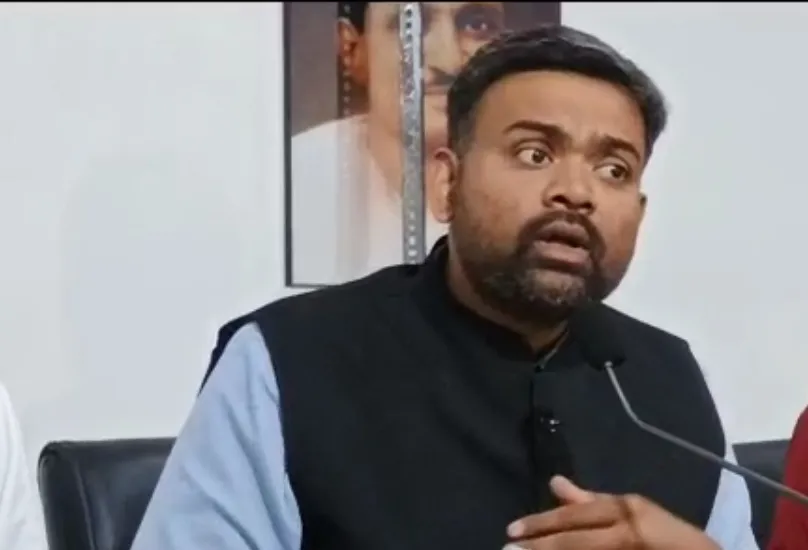 गुरु प्रकाश: राहुल गांधी का संसद के मकर द्वार पर पिकनिक मनाना संसदीय मर्यादाओं का उल्लंघन