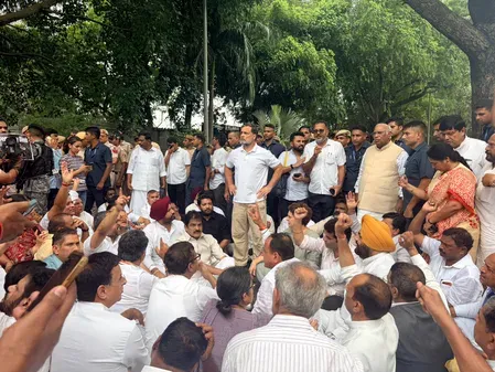 छात्रों पर लाठीचार्ज के विरोध में राहुल गांधी का PM आवास तक मार्च, खड़गे ने माँगा इस्तीफा