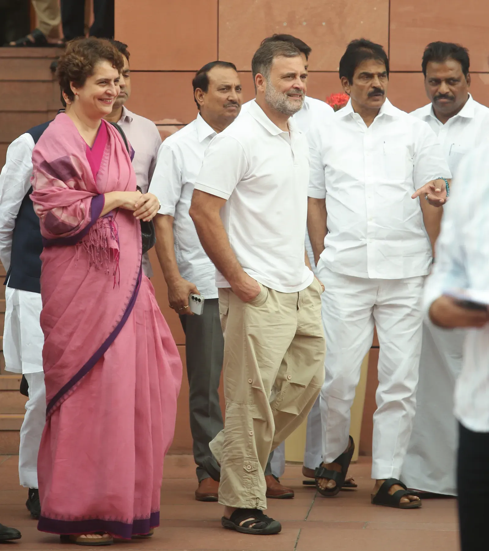 राहुल गांधी के संबोधन में बाधा के विरोध में कांग्रेस का मकर द्वार पर प्रदर्शन, मानसून सत्र में फिर हंगामे के आसार