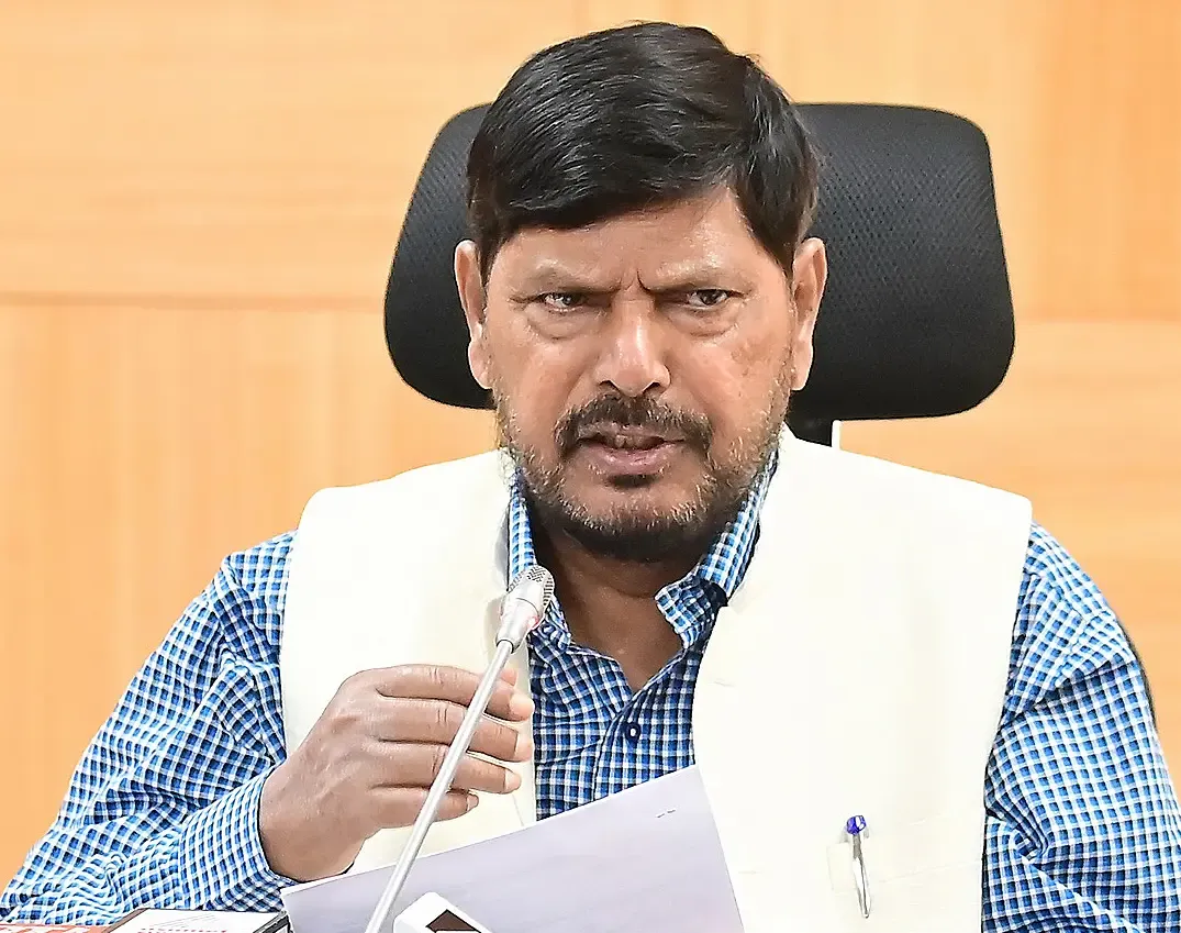 क्या राहुल गांधी को चुनाव आयोग पर आरोप लगाने की बजाय अपना पक्ष रखना चाहिए?
