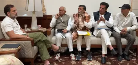 राहुल गांधी ने दिल्ली देहात के प्रतिनिधियों से की मुलाकात, सरकार पर गरीबों का हक छीनने का आरोप लगाया