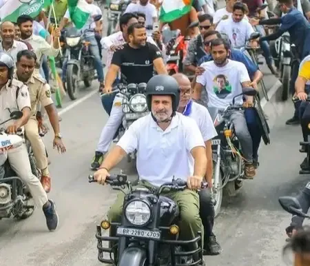 क्या राहुल गांधी ने 'वोटर अधिकार यात्रा' के आठवें दिन बुलेट चलाकर बाइक रैली में भाग लिया?