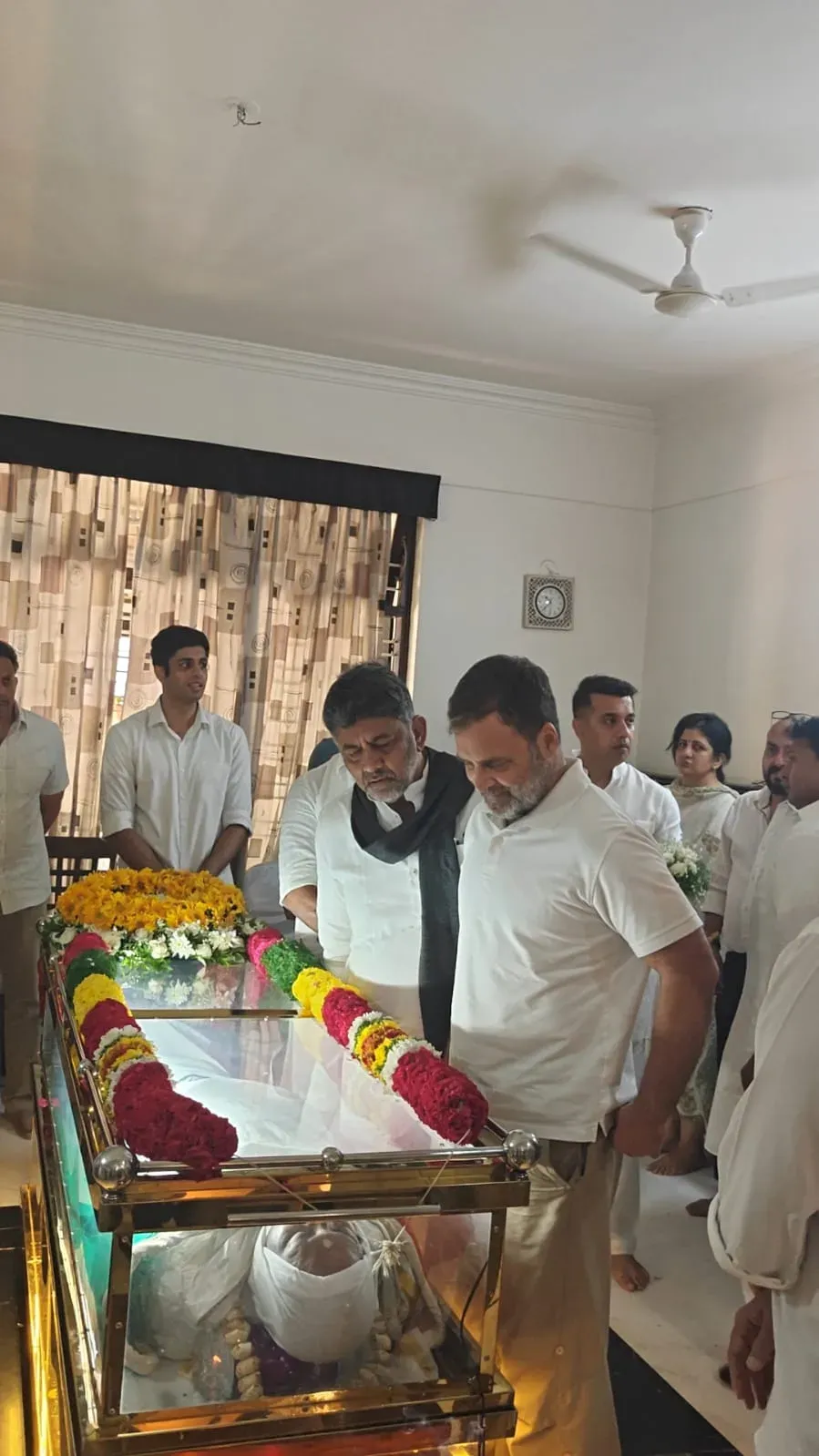 Rahul Gandhi pays last respects to AICC Secretary Suraj Hegde in Bengaluru