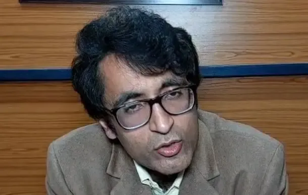 क्या राहुल गांधी तीसरी पंक्ति में बैठने से नहीं, बल्कि एक्सपोज़ होने से हैं परेशान?