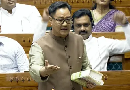 लोकसभा में राहुल गांधी के भाषण पर हंगामा, रिजिजू बोले— 'बेवकूफ और अंधभक्त शब्द असंसदीय'