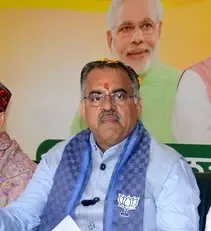 कांग्रेस को सेना से माफी मांगनी चाहिए : तरुण चुघ