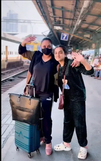 क्या रानी चटर्जी ने 'रेलिया बैरन' गाने पर अपने जलवे से सबको दीवाना बना दिया?