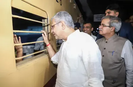 क्या रेलवे ने स्टेशनों पर यात्रियों की भीड़ को नियंत्रित करने के लिए विशेष इंतजाम किए हैं?