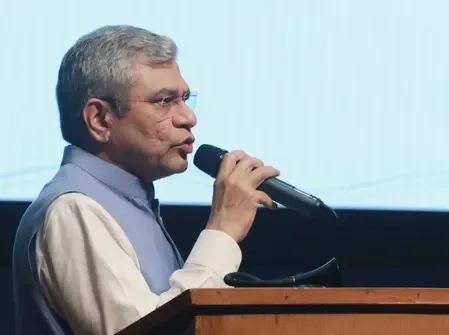 रेलवे यात्रियों की सुविधा और सुरक्षा को बढ़ाने के लिए ट्रेन कोच को बना रहा आधुनिक: अश्विनी वैष्णव