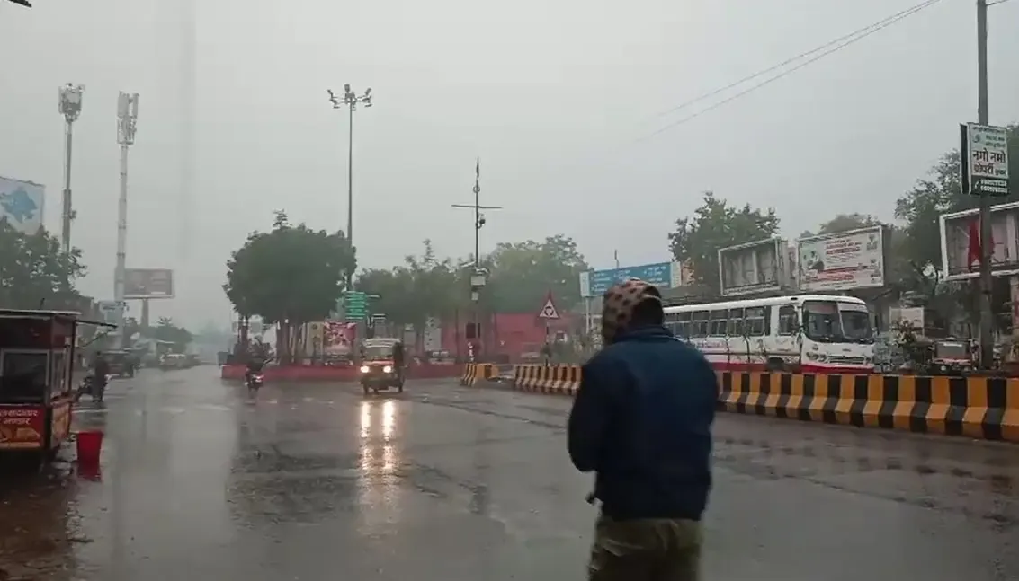 Rainfall in Rajasthan Leads to Temperature Plunge and Visibility Challenges Due to Fog