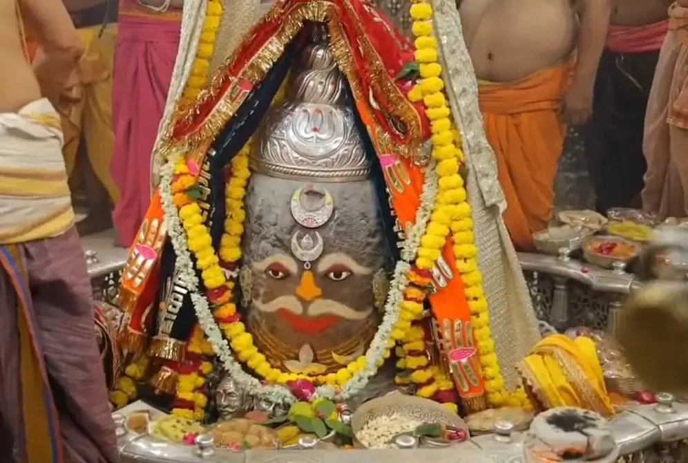 महाकाल मंदिर उज्जैन: राजा स्वरूप में सजे बाबा महाकाल, पंचामृत अभिषेक व भस्म आरती से गूंजा परिसर