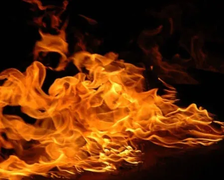 राजमुंदरी में शॉर्ट सर्किट से कपड़े की दुकान में भीषण आग, लाखों का स्टॉक जलकर राख