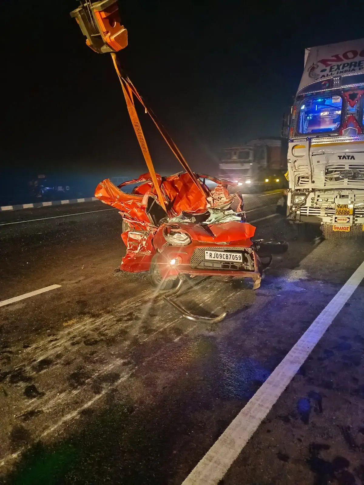 क्या राजस्थान के चित्तौड़गढ़-उदयपुर राष्ट्रीय राजमार्ग पर भीषण सड़क हादसे में चार की मौत हुई?