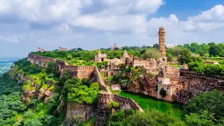 चित्तौड़गढ़ किला: 700 एकड़ में फैला 7वीं सदी का यह दुर्ग, जहां भीम के पैर पटकने से बना था भीमताल कुंड