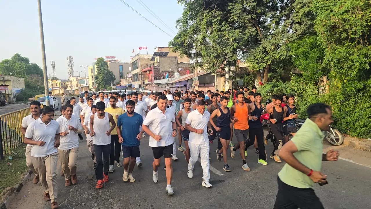 करौली में सरदार पटेल जयंती पर मैराथन: पुलिस, खिलाड़ी और युवाओं ने एक साथ लगाई फिटनेस की दौड़